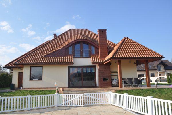 Ogrodzeniem moga być sztachety plastikowe. Obraz za https://ogrodzeniaplastikowe.pl/galeria-ogrodzen-exclusive/